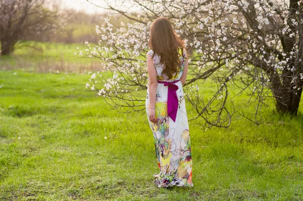 Retrato de una chica con hermoso cabello en el exuberante jardín de primavera, belleza, maquillaje, cabello , —  Fotos de Stock