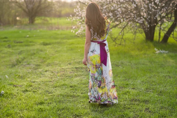 Retrato de una chica con hermoso cabello en el exuberante jardín de primavera —  Fotos de Stock