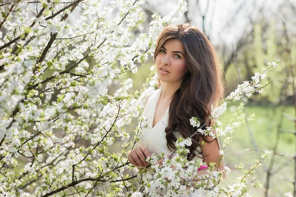 Портрет дівчини з красивим волоссям в пишному весняному саду — стокове фото