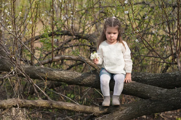 Petite fille mignonne jouant dans le jardin luxuriant — Photo