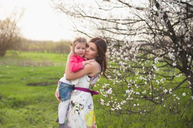Anne öper ve doğa, Aile, annelik, çocuk kızı sarılarak