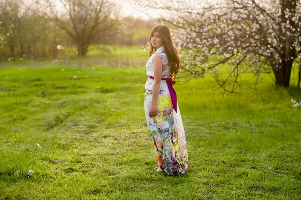 Retrato de uma menina com cabelo bonito no exuberante jardim de primavera — Fotografia de Stock