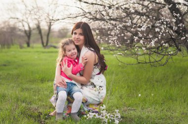 Anne öper ve doğa, Aile, annelik, çocuk kızı sarılarak