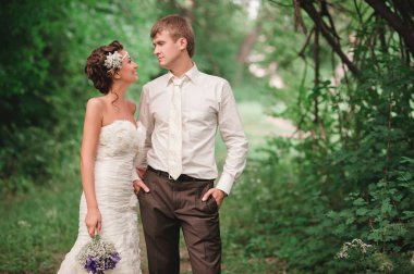 Gelin ve damat gidin ve gülümseme