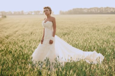 Güzel genç bir gelinin portresi