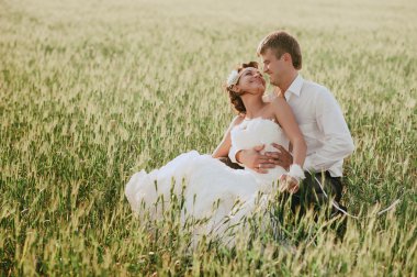 Yakışıklı genç damat öper ve gelin sarılarak