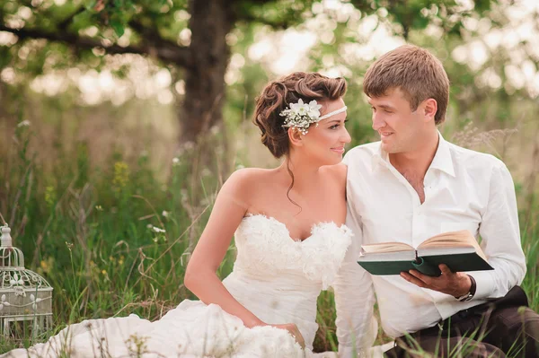 Gelin ve damat doğa istirahat ve kitap okuma