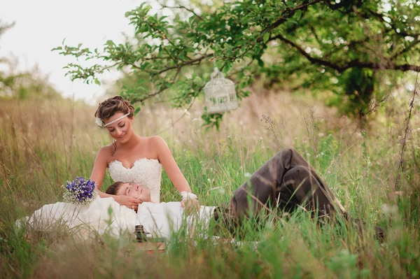 Gelin ve damat doğa istirahat ve kitap okuma — Stok fotoğraf