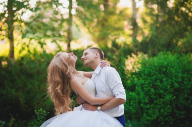 Şehvetli kucaklama gelin ve damat günbatımı ışığında