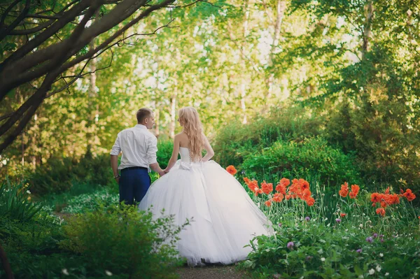 Gli sposi in un rigoglioso giardino — Foto Stock