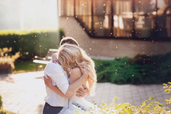 Sensual embrace bride and groom in the light of sunset — Stock Photo, Image