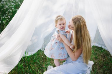 Küçük kızı niteliğine ile genç anne