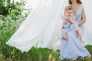 Küçük kızı niteliğine ile genç anne