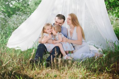 Annem ve babam doğa üzerinde oynama ve iki kızı sarılma