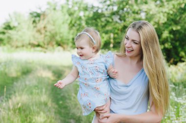 Küçük kızı niteliğine ile genç anne