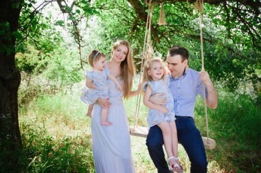 Annem ve babam doğa üzerinde oynama ve iki kızı sarılma