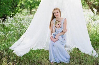 Küçük kızı niteliğine ile genç anne