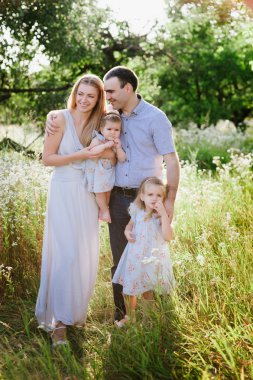 Annem ve babam doğa üzerinde oynama ve iki kızı sarılma