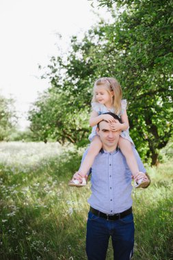 Kızıyla birlikte doğa üzerinde oynama baba