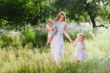 Anne sarılma iki kız açık havada