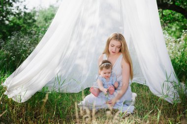 Küçük kızı niteliğine ile genç anne