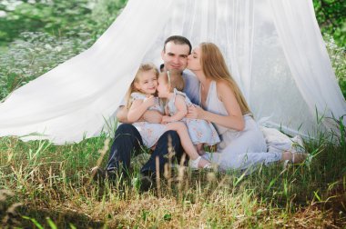 Annem ve babam doğa üzerinde oynama ve iki kızı sarılma