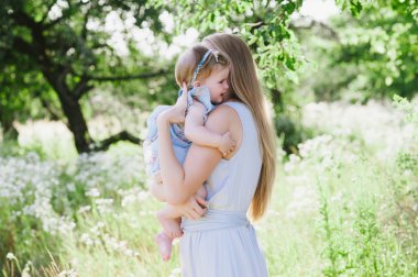 Küçük kızı niteliğine ile genç anne