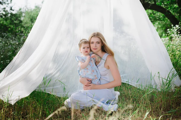 Joven madre con hija pequeña en la naturaleza — Foto de Stock