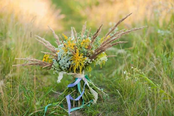 Ramo nupcial sobre la naturaleza de las flores silvestres — Foto de Stock