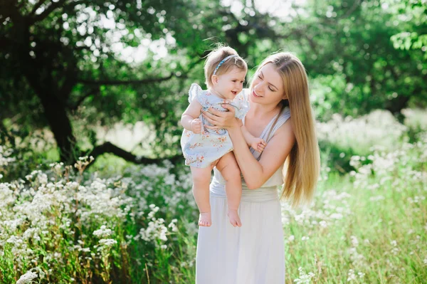 Genç anne küçük kızıyla birlikte doğa üzerinde oynama — Stok fotoğraf