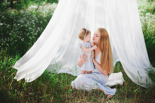 Joven madre con hija pequeña en la naturaleza —  Fotos de Stock
