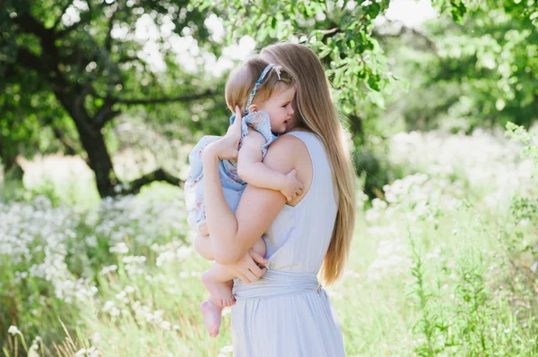 Joven madre con hija pequeña en la naturaleza —  Fotos de Stock