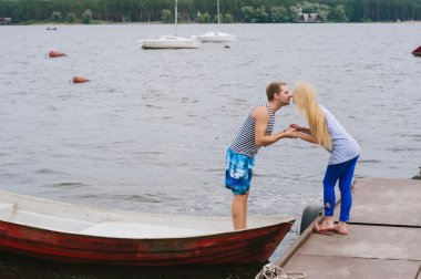 Romantik bir kaç sarılma ve gülümseyen çizgili tişört içinde portresi