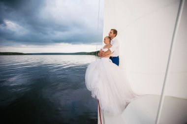 mutlu gelin ve damat bir yatta sarılma