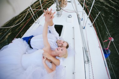 mutlu gelin ve damat bir yatta sarılma