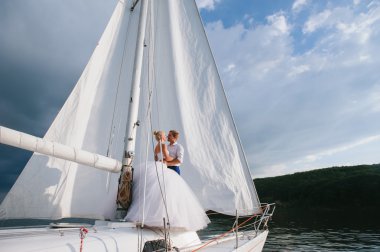 mutlu gelin ve damat bir yatta sarılma