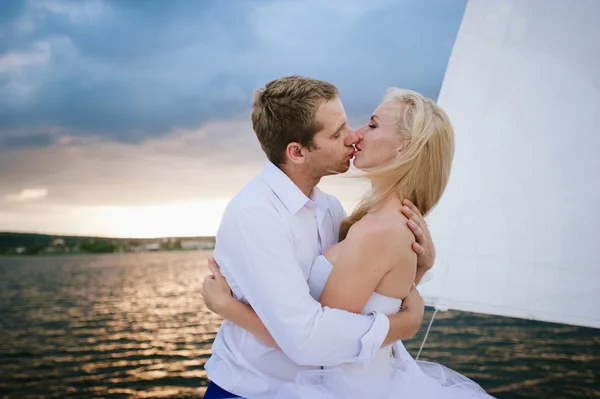 幸せな花嫁と花婿のヨットを抱いて — ストック写真