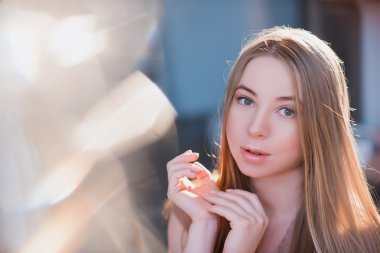 Genç sarışın bir kadın portresi