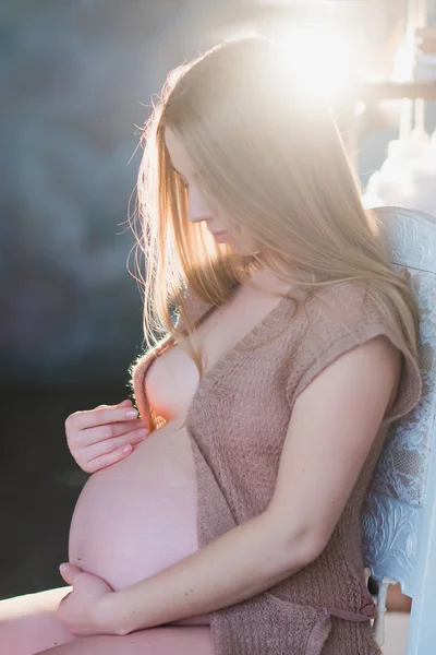 Porträtt av en vacker gravid kvinna — Stockfoto