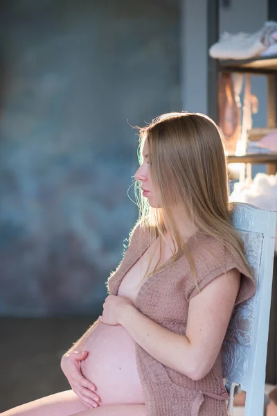 Retrato de una hermosa mujer embarazada —  Fotos de Stock