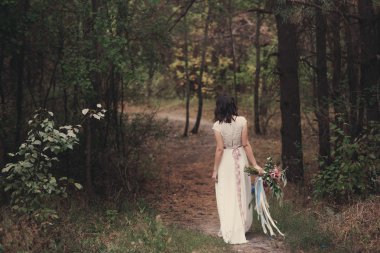 Geri doğa düğün elbisesini ayakta şık güzel gelin