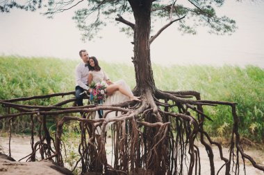 Gelin ve damat doğa gülümseme üzerinde