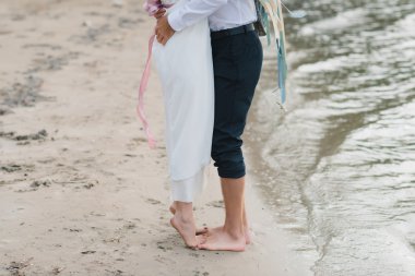 Bacaklar güçlü genç seven çift sahilde Nehri üzerinde oldukça