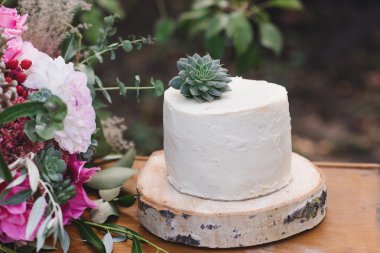 Düğün pastası ve buket çiçek