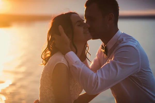 Jong koppel in liefde buiten. Schitterende sensuele buiten portret van de jonge stijlvolle paar — Stockfoto