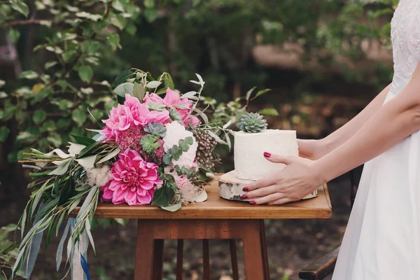 Pastel de boda y ramo de flores —  Fotos de Stock