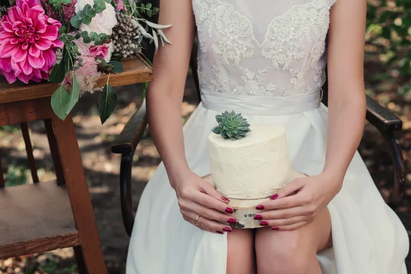 Gâteau de mariage et bouquet de fleurs — Photo