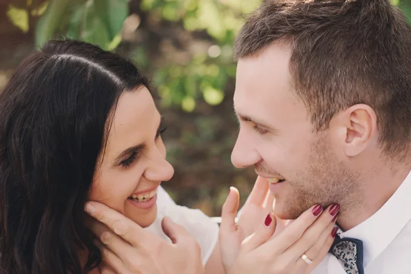 Jeune couple amoureux en plein air.Superbe portrait sensuel en plein air de jeune couple élégant — Photo