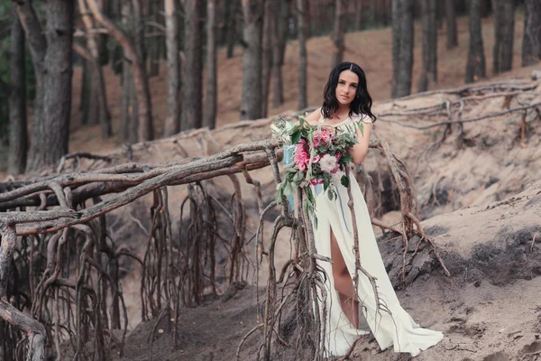 Portrait d'une belle fille avec un bouquet de fleurs — Photo