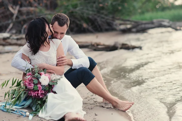 Hochzeitspaar in der Natur Nahaufnahme Porträt — Stockfoto